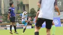 Para remaja bermain sepak bola dalam ajang pencarian bakat Allianz Junior Football Camp  di Lapangan Bhayangkara, Jakarta, Sabtu (8/7). Seleksi tahap pertama Allianz Junior Football Camp 2017 diikuti 350 remaja. (Liputan6.com/Fery Pradolo)