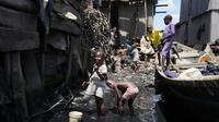 Anak-anak bermain di air kotor yang dikelilingi sampah di daerah kumuh terapung Lagos, ibu kota ekonomi Nigeria, Makoko, Senin, Maret. 20 Maret 2023. Tanggal 22 Maret adalah Hari Air Sedunia, yang ditetapkan oleh Perserikatan Bangsa-Bangsa dan diperingati setiap tahun sejak 1993 untuk meningkatkan kesadaran tentang akses air bersih dan sanitasi. (AP Photo/Minggu Alamba)