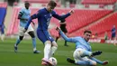 Bek Manchester City, Aymeric Laporte berusaha merebut bola dari penyerang Chelsea, Timo Werner pada  pertandingan semifinal Piala FA di Stadion Wembley di London, Inggris, Minggu (18/4/2021). Di final, Chelsea akan menghadapi pemenang antara Southampton dan Leicester City. (AP Photo/Ian Walton, Pool
