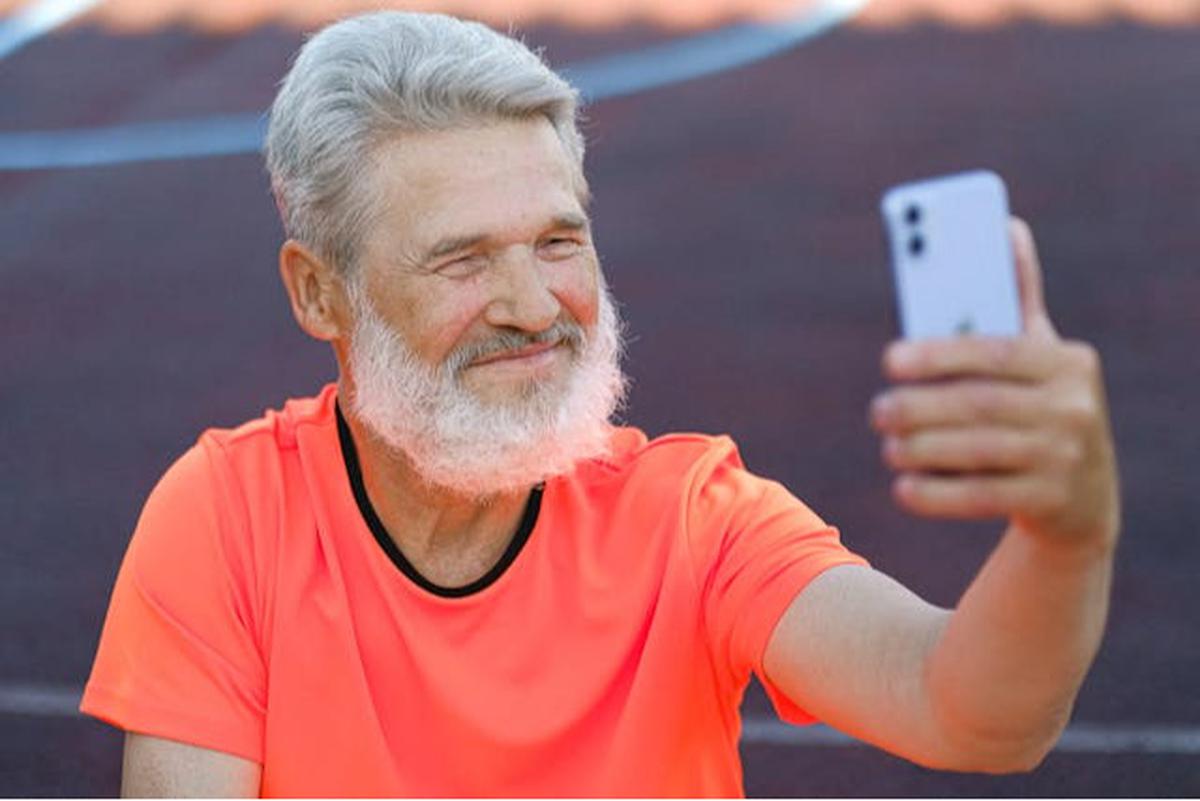 Smartphone Tak Selalu Buruk, Justru Lindungi Lansia dari Demensia
