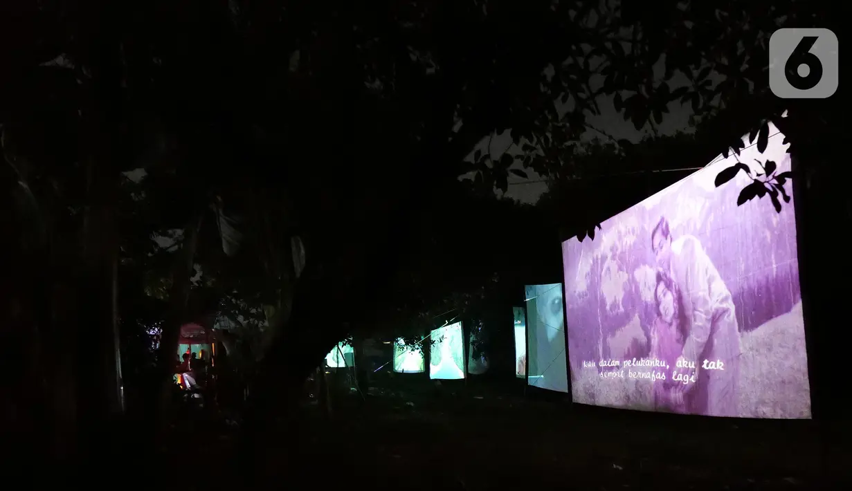 Sejumlah layar tancap menampilkan film di kawasan Sawangan, Depok, Jawa Barat, Sabtu (11/7/2020). Layar tancap atau bioskop terbuka menjadi alternatif bagi warga untuk menikmati film di tengah penerapan new normal di kawasan Jabodetabek. (Liputan6.com/Herman Zakharia)