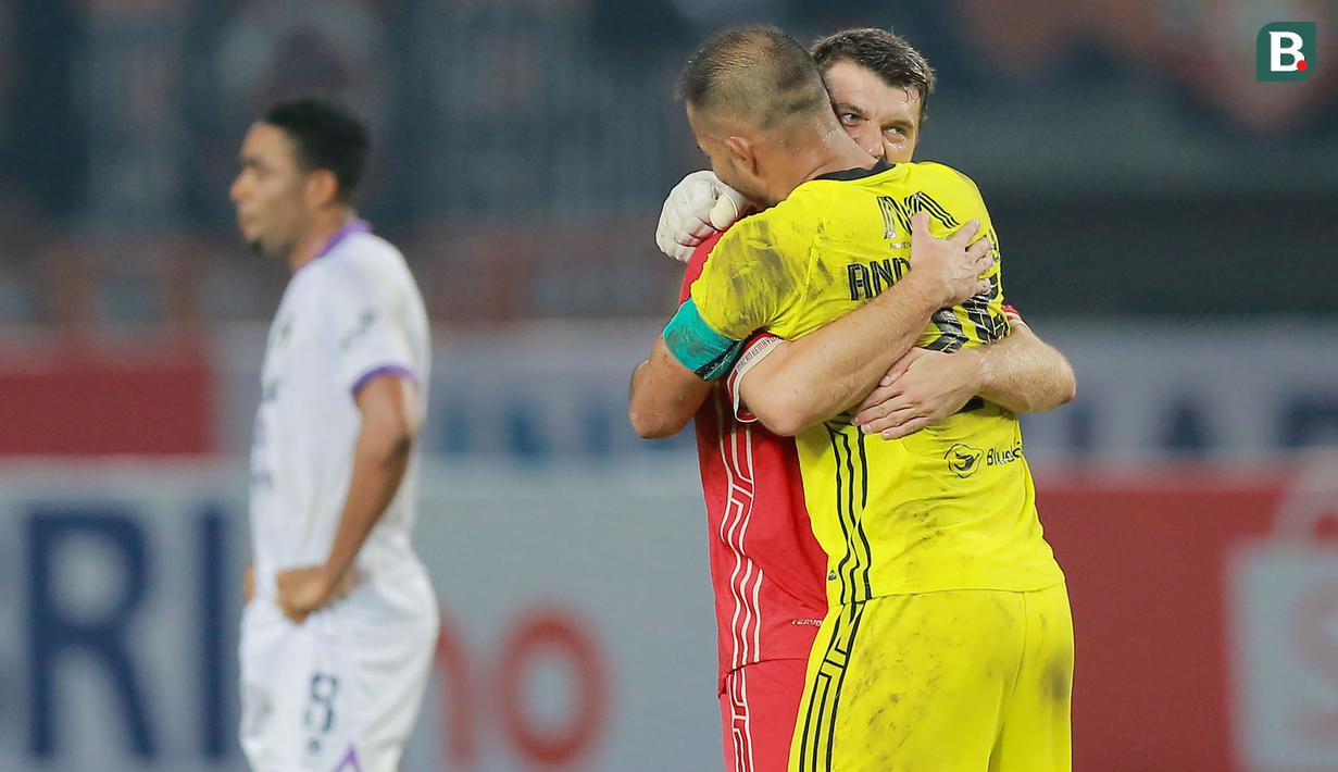 Dua pemain Persija Jakarta, kiper Andritany Ardhiyasa (kanan) dan Ondrej Kudela merayakan kemenangan atas Persita Tangerang usai laga pekan ke-6 BRI Liga 1 2022/2023 antara Persija Jakarta melawan Persita Tangerang di Stadion Patriot Candrabhaga, Bekasi, Rabu (24/8/2022) malam WIB. (Bola.com/M Iqbal Ichsan)