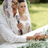 Hamish Daud dan Raisa saat melangsungkan akad nikah dengan Hamish Daud. Daud. Pernikahan Raisa dan Hamish Daud akan tercatat di KUA Tanah Abang, Jakarta Pusat. (Facebook/Bridestory Indonesia)