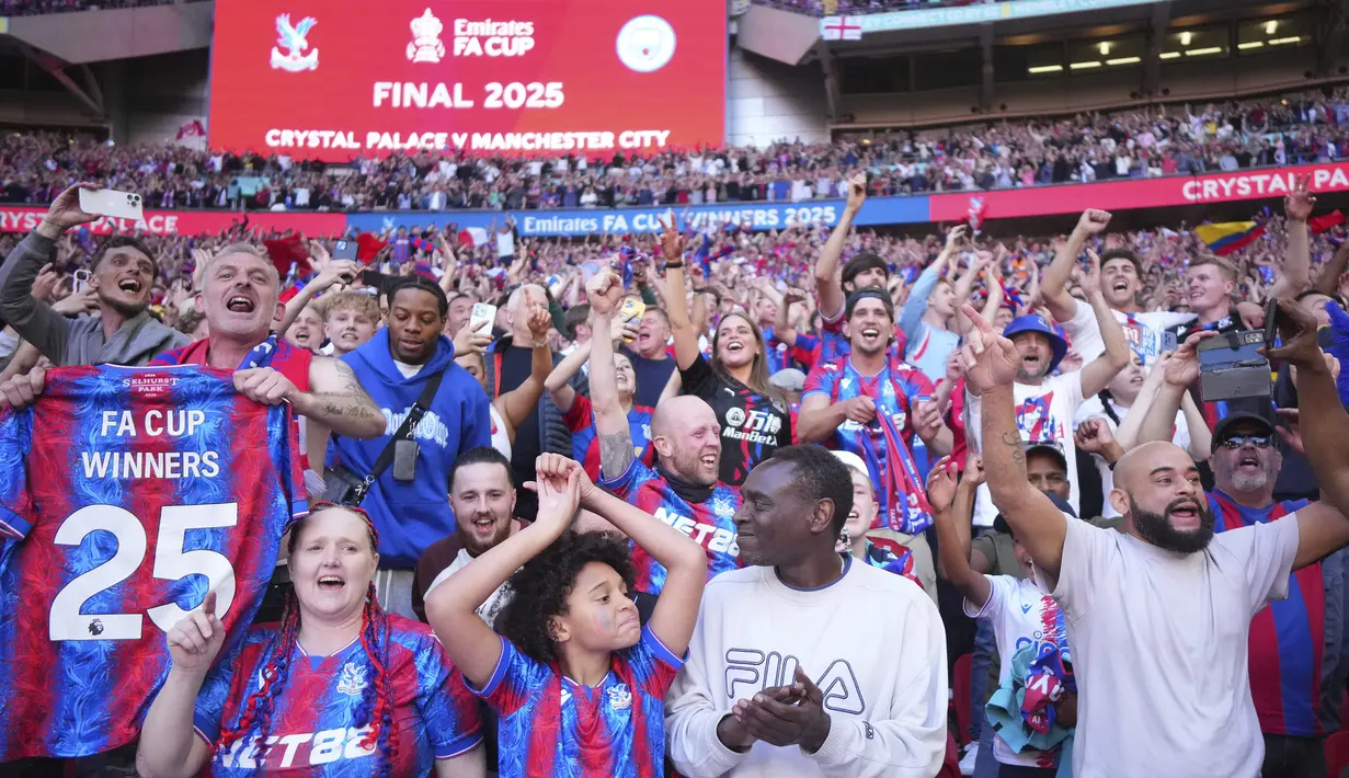Para suporter Crystal Palace mendukung timnya dalam laga final Piala FA melawan Manchester City yang berlangsung di Stadion Wembley, London, Inggris, Sabtu (17/05/2025). (AP Photo/Kirsty Wigglesworth)