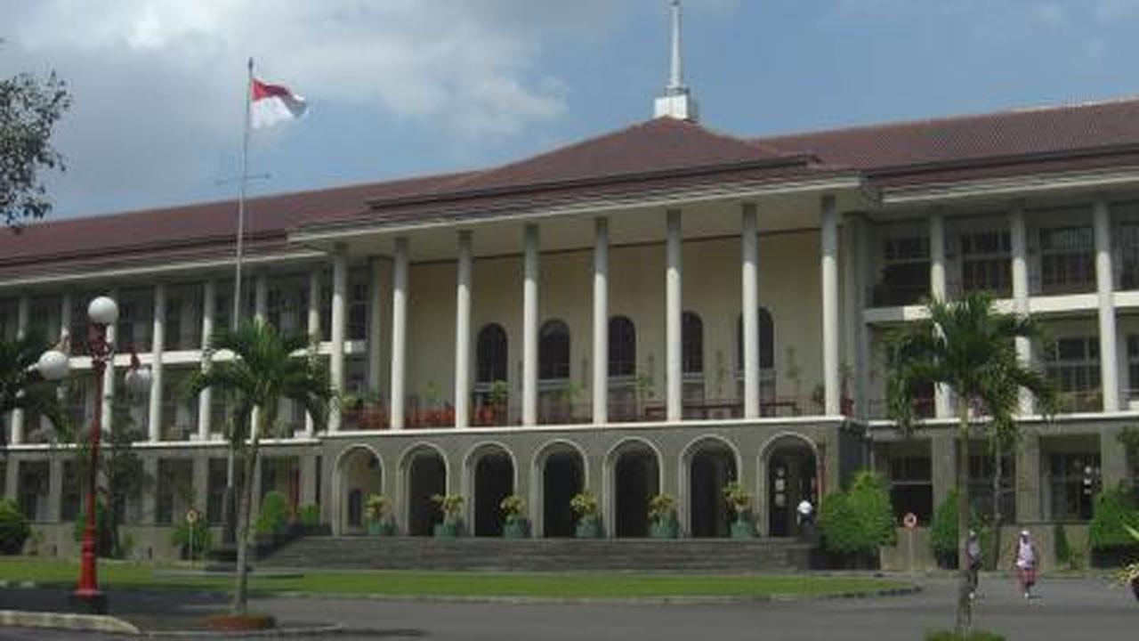 Rektor UGM pertama yang bukan Jawa