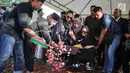 Suasana saat Rachmawati Soekarnoputri menaburkan bunga di pusara sang suami Benny Soemarno di TPU Karet Bivak, Jakarta, Senin (2/4). Benny Soemarno meninggal karena sakit. (Liputan6.com/Faizal Fanani)