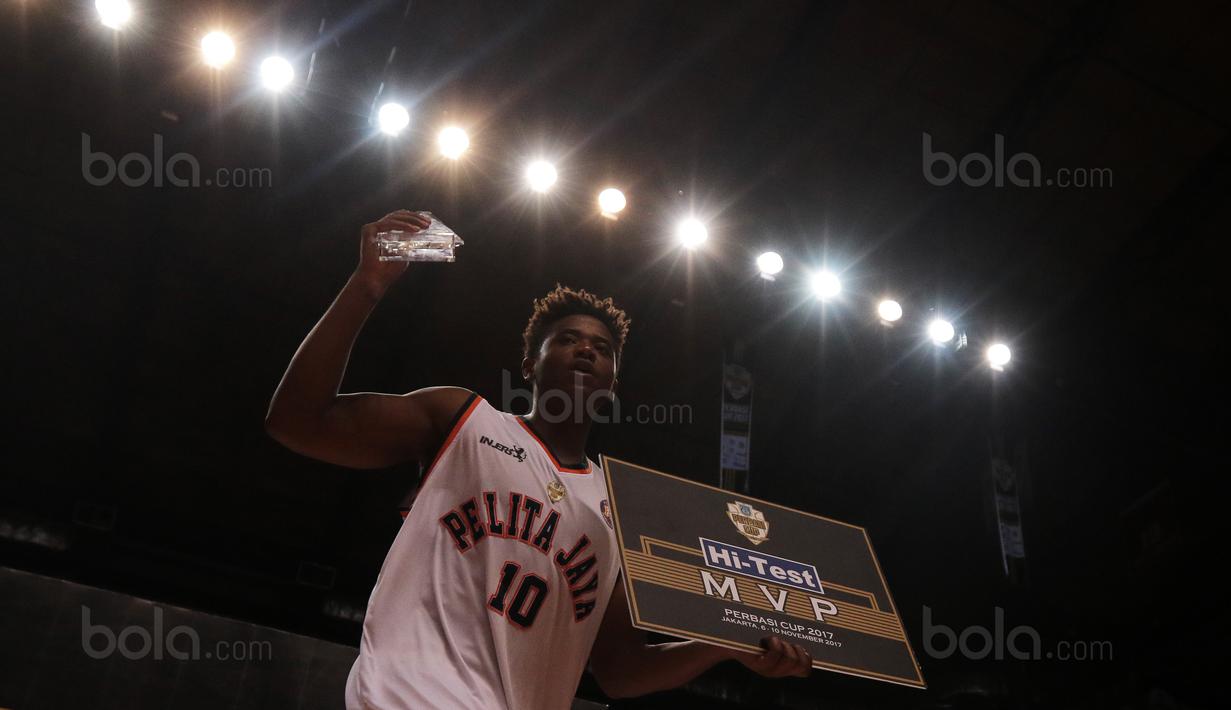Pemain Pelita Jaya, Wayne Bradford Lyndon menerima gelar MVP pada laga Perbasi Cup 2017 di Sports Mall, Kelapa Gading, Jakarta, (10/11/2017). Pelita Jaya menang 82-77.  (Bola.com/Nick Hanoatubun)