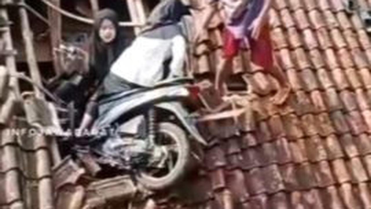 Ini Cerita di Balik Video Viral 2 Perempuan Kendarai Motor ‘Nyasar’ ke Atap Rumah Warga