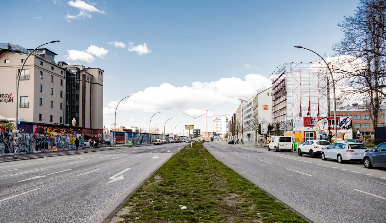 Jalanan yang kosong di Berlin, ibu kota Jerman (22/3/2020). Demi menahan laju penyebaran coronavirus baru (COVID-19), Jerman melarang pertemuan publik lebih dari dua orang, menurut langkah terbaru negara tersebut yang diumumkan pada Minggu (22/3). (Xinhua/Binh Truong)