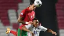 Bek Portugal Jose Fonte (kiri) dan penyerang Prancis Anthony Martial berebut bola pada babak penyisihan Liga A Grup 3 UEFA Nations League di Estadio da Luz, Lisbon, Minggu (15/11/2020) dinihari WIB. Prancis lolos ke semifinal usai mengalahkan tim kandang Portugal 1-0. (PATRICIA DE MELO MOREIRA/AFP)