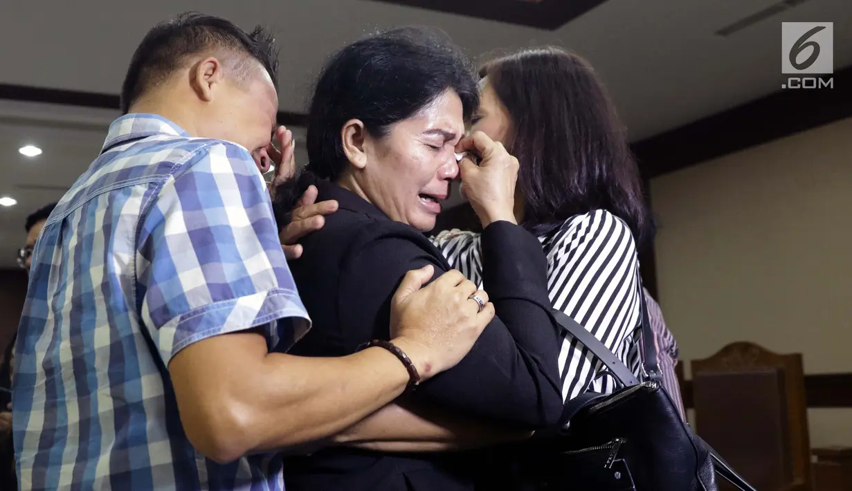Hakim adhoc Pengadilan Tipikor Medan nonaktif, Merry Purba dipeluk kerabatnya usai menjalani sidang putusan di Pengadilan Tipikor, Jakarta, Kamis (16/5/2019). Merry divonis bersalah menerima suap dari pengusaha Tamin Sukardi dan dihukum 6 tahun penjara denda Rp 200 juta. (Liputan6.com/Helmi Fithrian