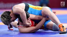 Pegulat putri Indonesia, Ridwan Ridha Wahyadaniyaty bertarung melawan Medet Kyzy Aiperi dari Kirgizstan pada kelas putri 76 Kg di JCC Senayan, Selasa (21/8). Pada perdelapan final, Ridha kalah atas lawanya dengan skor 0-12. (Liputan6.com/Fery Pradolo)