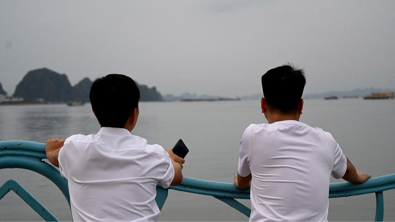 FOTO: Kapal Wisata Terbalik di Teluk Ha Long, Puluhan Wisatawan Tewas