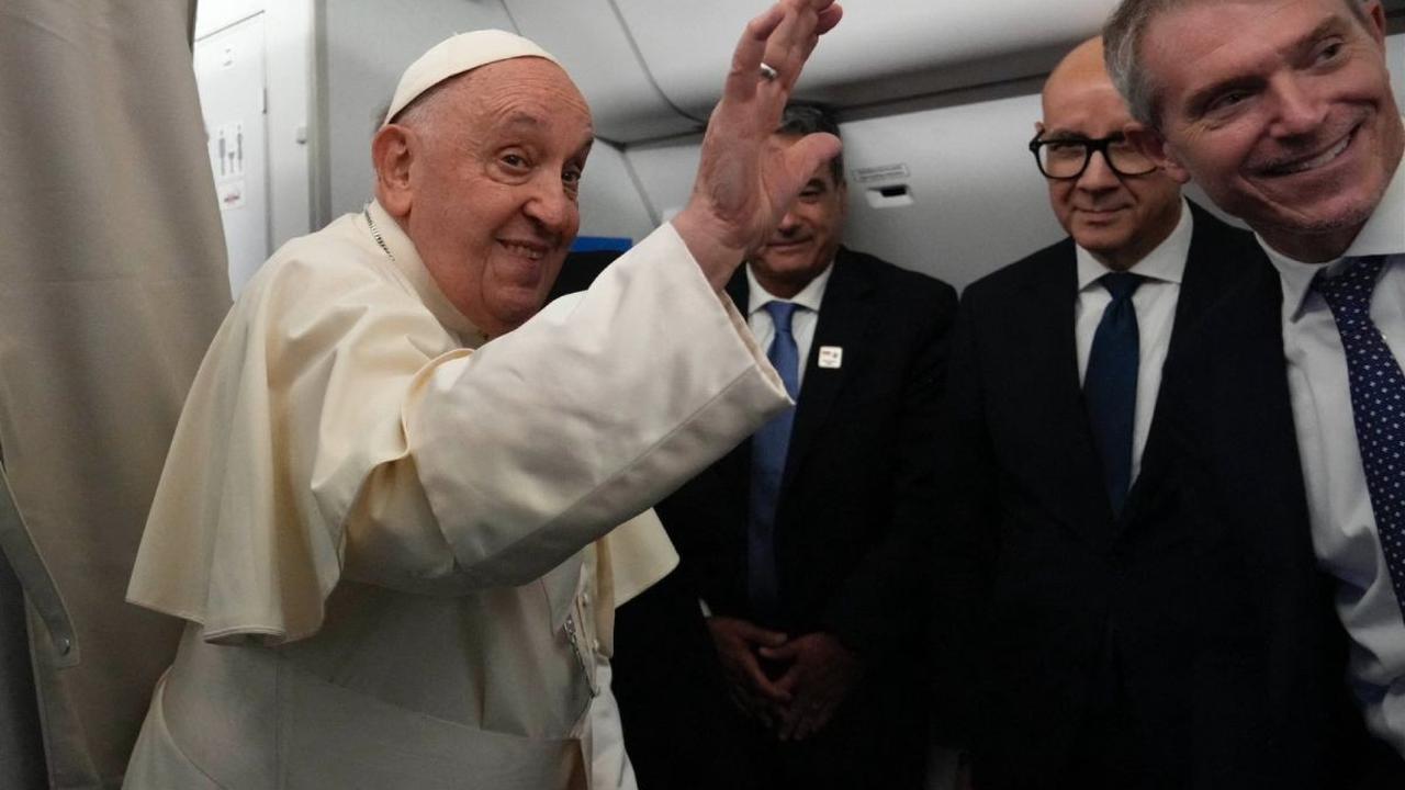 Pemimpin Gereja Katolik Dunia, Paus Fransiskus melambaikan tangannya kepada para penumpang pesawat saat melakukan perjalanan menuju Indonesia dari&nbsp;Bandara Fiumicino, Roma, Italia, Senin (2/9/2024). Bukan jet pribadi, Paus Fransiskus menempuh perjalan