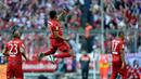 Gelandang Bayern Munchen, Douglas Costa melompat merayakan gol yang dicetaknya ke gawang Stuttgart pada laga Bundesliga di Stadion Allianz Arena, Jerman, Sabtu (7/11/2015). (EPA/Peter Kneffel)