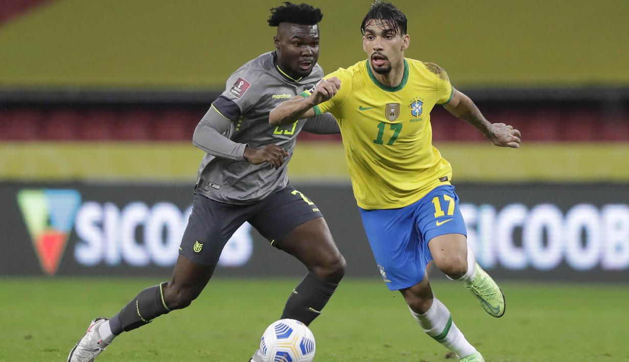 Penyerang Brasil, Lucas Paqueta, berusaha melewati pemain Ekuador, Jordy Caicedo, pada laga Kualifikasi Piala Dunia 2022 Zona Amerika Selatan, Minggu (5/6/2021). Brasil menang dengan skor 2-1. (AP/Andre Penner)