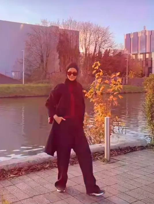 Setelahnya dia melakukan video transisi dengan menampilkan potretnya saat tiba di Belanda. (Foto: Instagram/ paula_verhoeven)