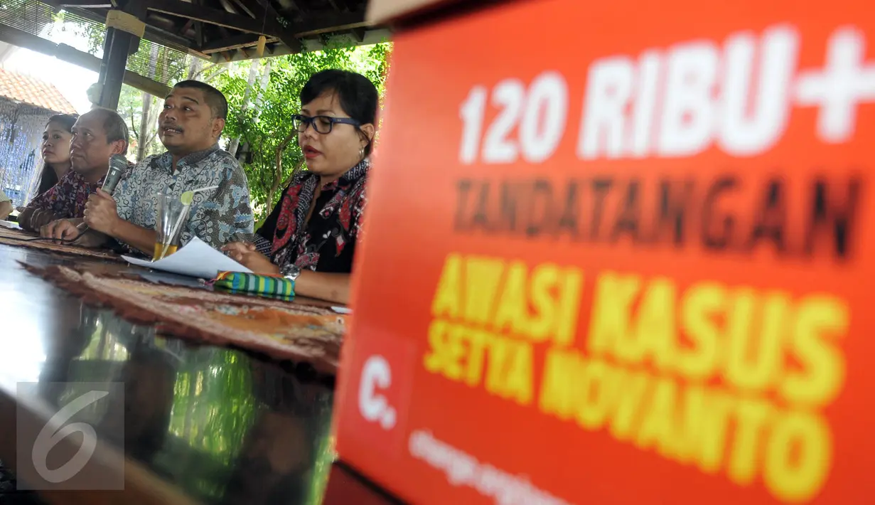 Romo Benny Susetyo (kedua kanan) yang tergabung dalam Koalisi Masyarakat Bersihkan DPR  memberi keterangan pers di Jakarta, Jumat (4/12). Koalisi itu mendukung diusutnya kasus "Papa Minta Saham" yang dilakukan Setya Novanto. (Liputan6.com/Johan Tallo)