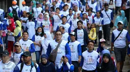 Karyawan PT. Panasonic Gobel Indonesia membanjiri kawasan SGBK dalam rangka family gathering, Jakarta, Minggu (11/10/2015). Acara ini diawali dengan jalan sehat, yang dipimpin oleh bos Panasonic Rachmat Gobel. (Liputan6.com/Faizal Fanani)