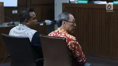Terdakwa dugaan korupsi pengadaan e-KTP, Irvanto Hendra Pambudi (kiri) dan Made Oka Masagung saat menjalani sidang lanjutan di Pengadilan Tipikor, Jakarta, Rabu (21/11). Sidang mendengar nota pembelaan para terdakwa. (Liputan6.com/Helmi Fithriansyah)