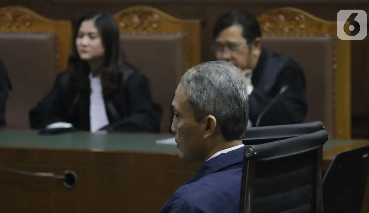Terdakwa dugaan suap proyek pengadaan di lingkungan PT Krakatau Steel, Wisnu Kuncoro saat sidang pembacaan tuntutan di Pengadilan Tipikor, Jakarta, Rabu (16/10/2019). Wisnu Kuncoro dituntut 2 tahun penjara denda Rp 100 juta subsider 3 bulan kurungan. (Liputan6.com/Helmi Fithriansyah)