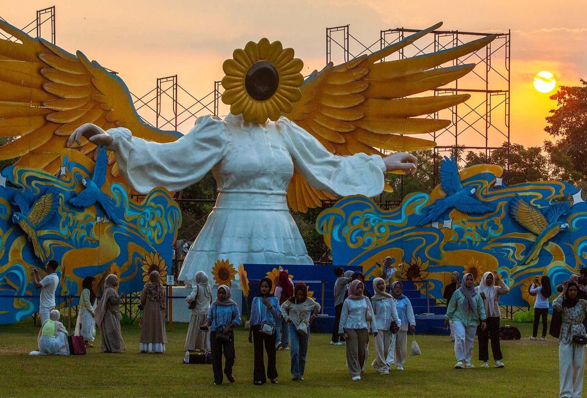 FOTO: Sun Flower Angel Hadirkan Nuansa Baru di Kawasan Candi Prambanan