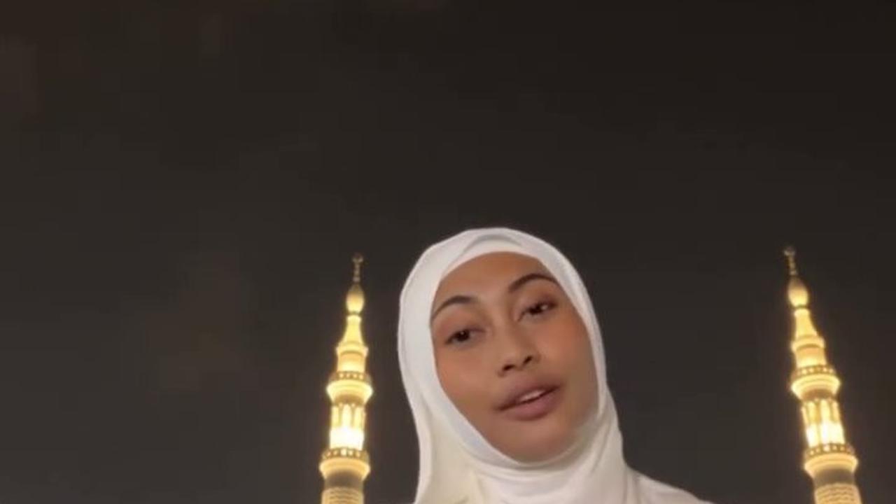 Momen Novia Bachmid Nyanyi di Masjid Nabawi, Tuai Pro Konta