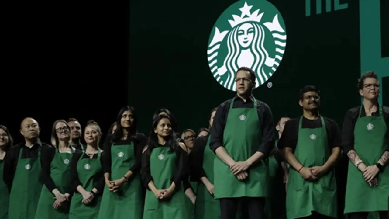 Barista Starbucks pada 20 Maret 2019, selama rapat pemegang saham tahunan di Seattle, Amerika Serikat.