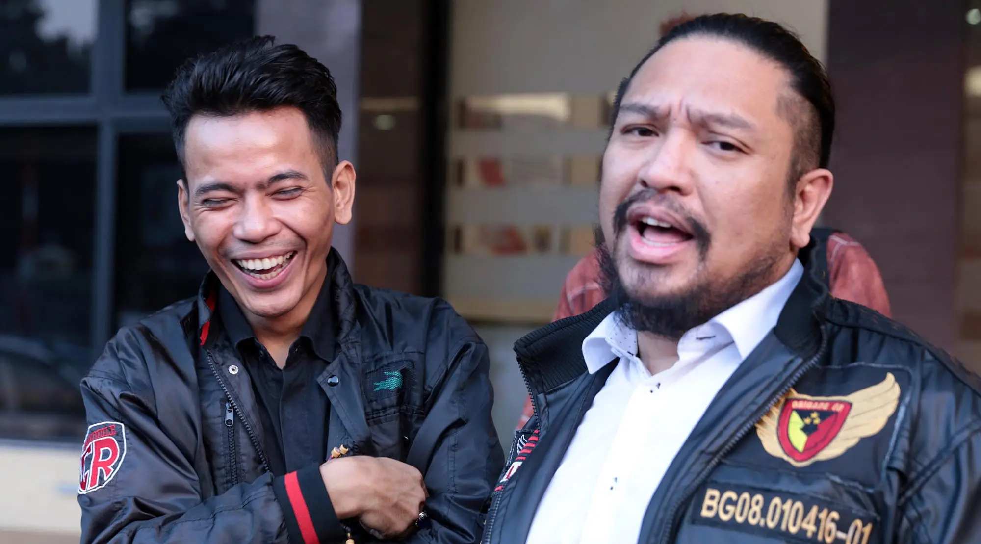 Aris Idol dan pengacara (Deki Prayoga/Bintang.com)