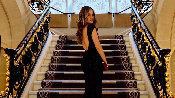 Tunjukkan Body Goals, Sederet Gaya Seksi Cinta Laura dari 