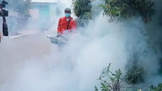 Petugas sedang melakukan fogging di RT 06 RW 03 Duren Jaya, Bekasi Timur, Kota Bekasi untuk memberantas jentik nyamuk DBD. (Liputan6.con/Bam Sinulingga)