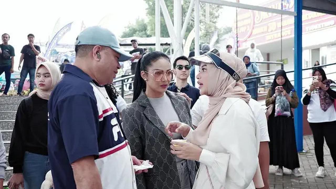 Gaya Healing Krisdayanti Bersama Keluarga Sebelum Pilkada Malang 2024, Konsisten Tampil Stylish dengan Barang Branded