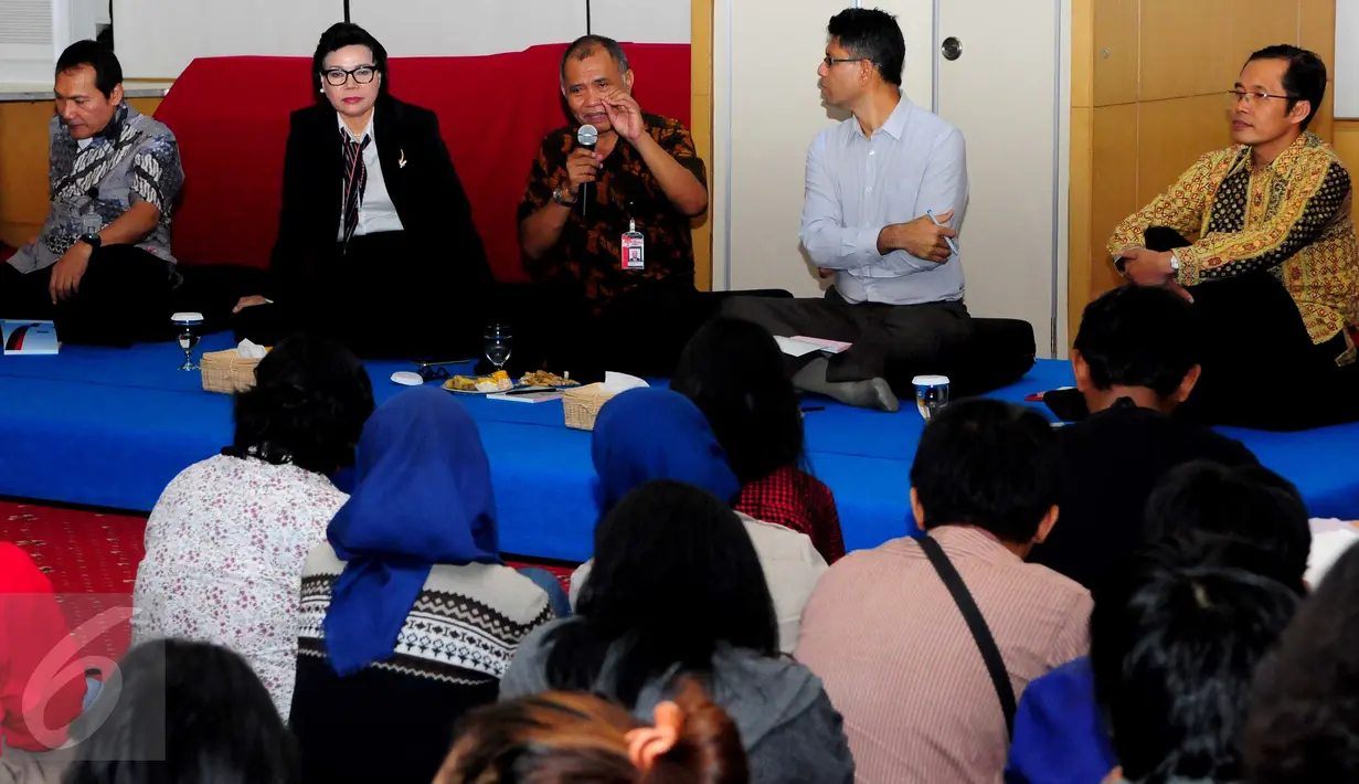 Agus Rahardjo (tengah) memberikan pemaparan saat diskusi dengan wartawan di Gedung KPK, Jakarta,Senin (29/2/2016). Diskusi membahas beberapa kasus yang sedang berjalan. (Liputan6.com/Helmi Afandi)