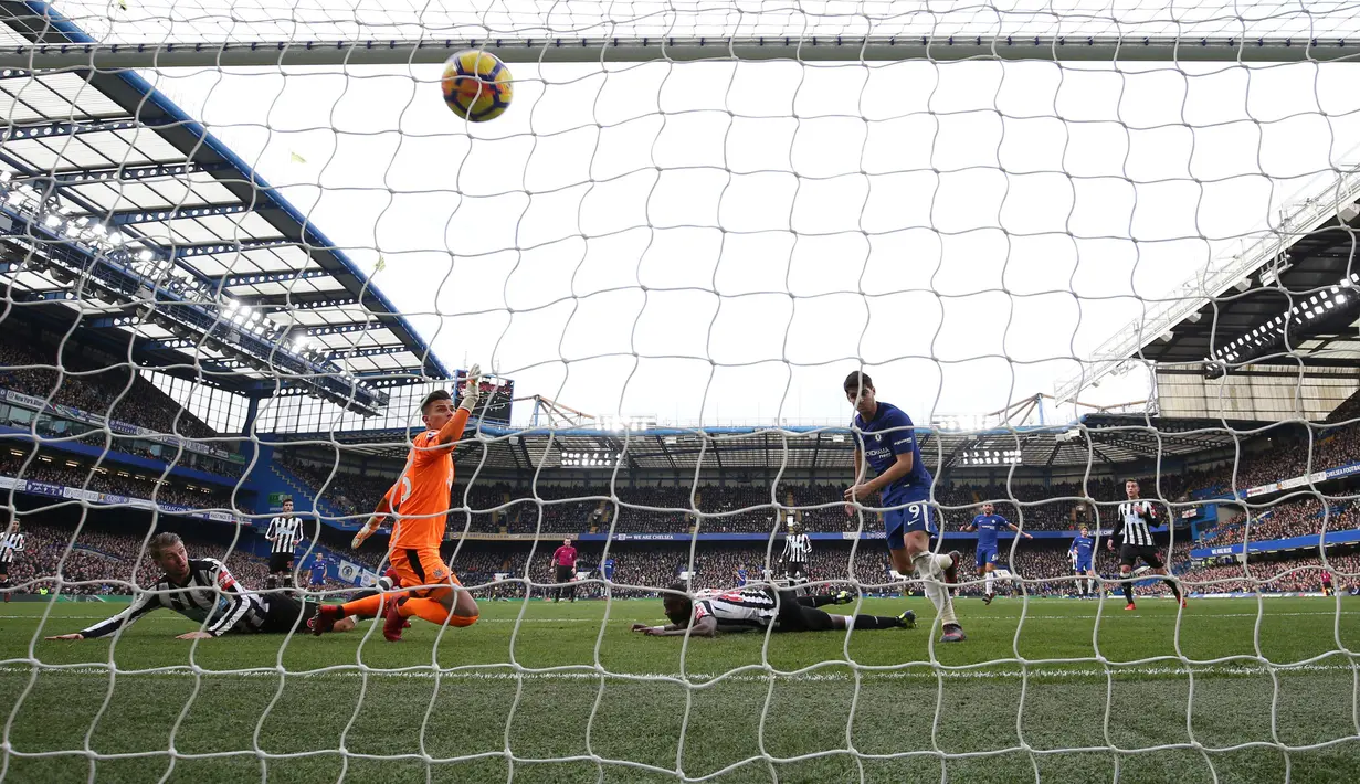Gol Alvaro Morata menjadi gol kedua untuk Chelsea saat melawan Newcastle dalam pertandingan Liga Inggris di Stamford Bridge, London (2/12). Pada pertandingan ini Chelsea menang telak 3-1 atas Newcastle. (Steven Paston / PA via AP)