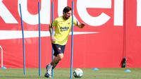 Pemain Barcelona, Lionel Messi, saat mengikuti latihan di Ciutat Esportiva Joan Gamper, Sant Joan Despi, Jumat (8/5/2020) waktu setempat. Barcelona kembali menjalani latihan usai seluruh pemain tim utama dinyatakan negatif COVID-19. (AFP/Miguel Ruiz)
