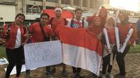 Mahasiswa Indonesia memberikan dukungan untuk Timnas Indonesia di Stadion Rajamangala, Bangkok, Jumat (17/11/2018). (Bola.com/Benediktus Gerendo Pradigdo)