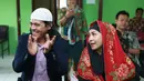 Sesampainya di rumah, pasangan ini langsung disambut meriah dengan semprotan converte. Kerabat, dan tetangga menanti kehadiran kedua mempelai. Tawa lepas keduanya dengan wajah sumringah. (Adrian Putra/Bintang.com)
