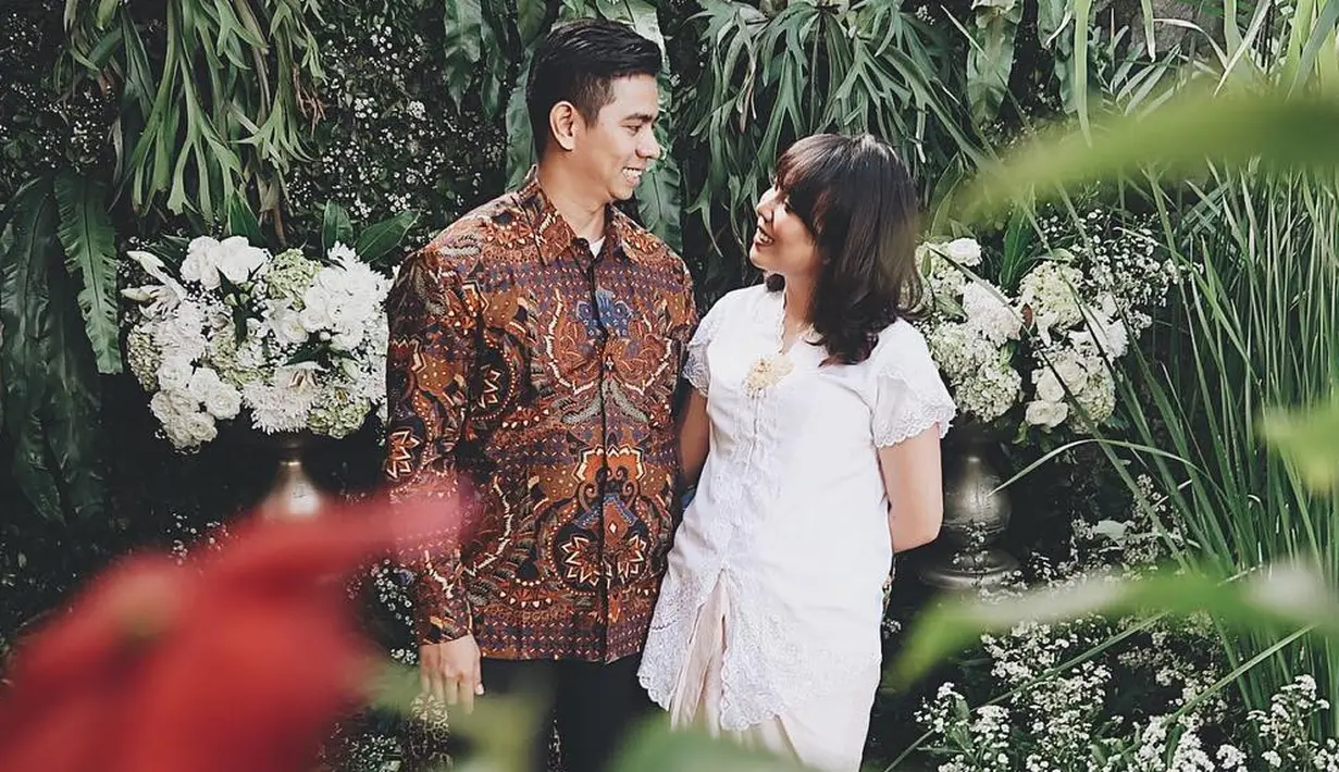 Ivan Toge mendoakan istrinya Fitri Tropika bisa istiqomah dan selalu menjaga hijabnya. Ia juga meyakinkan ketakutan istrinya sebelum berhijab. (instagram/fitrop)