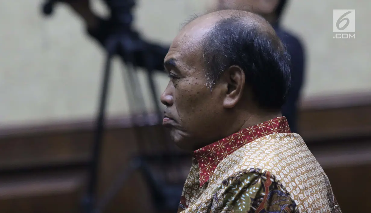 Terdakwa korupsi komisi kegiatan fiktif agen PT Asuransi Jasindo dalam pengadaan asuransi BP Migas-KKKS 2010-2012 dan 2012-2014, Budi Tjahjono jelang sidang putusan di Pengadilan Tipikor, Jakarta, Rabu (10/4). Hakim menyatakan Budi Tjahjono terbukti bersalah. (Liputan6.com/Helmi Fithriansyah)