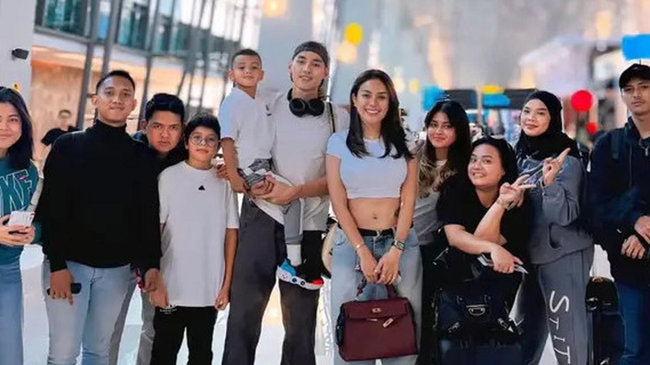 7 Potret Momen Kedekatan Matthew Gilbert dengan Anak-Anak Nikita Mirzani saat Liburan ke Paris