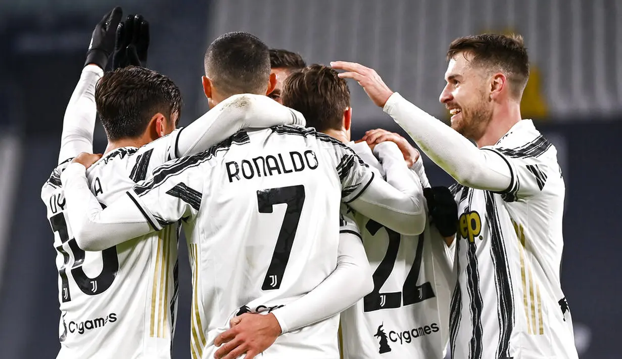 Pemain Juventus Cristiano Ronaldo (kiri) merayakan dengan rekan setimnya usai mencetak gol ke gawang Udinese pada pertandingan Liga Italia di Allianz Stadium, Turin, Italia, Minggu (3/1/2021). Juventus menang 4-1 dengan sumbangan dua gol dari Cristiano Ronaldo. (Marco Alpozzi/LaPresse via AP)