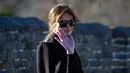 Ibu Negara AS, Melania Trump melambaikan tangan ke arah fotografer ketika mengunjungi Tembok Besar China di Beijing, 10 November 2017. Melania Trump berada di Beijing, China dalam kunjungan kenegaraan. (AP Photo/Ng Han Guan)