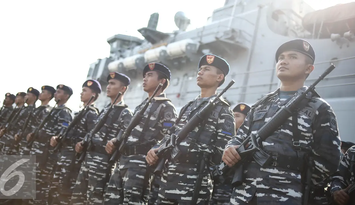 Pasukan Marinir saat upacara pelepasan pengamanan KTT WIEF yang ke-12, Jakarta, (29/7). Satgas Pam Laut mengirimkan Satuan Pasukan Katak dan prajurit KRI, 1 SST Batalyon Marinir Pertahanan Pangkalan (Yonmarhanlan) III Jakarta. (Liputan6.com/Faizal Fanani)