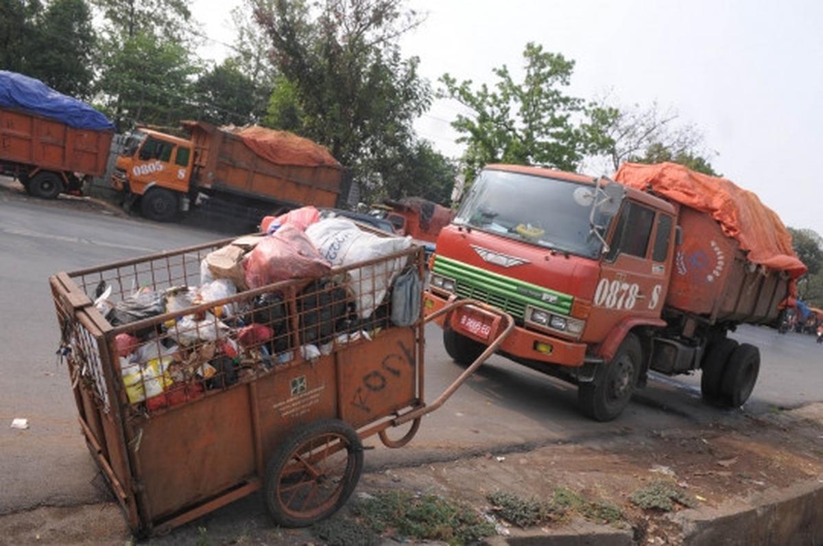 Akses ke Bantargebang diblokir, truk sampah DKI terlantar