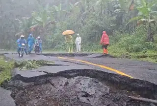 Akses jalan nasional yang menghubungkan Kiara Dua dan Bagbagan, tepatnya di Kampung Cimapag, Desa Loji, Kecamatan Simpenan, Kabupaten Sukabumi, terputus akibat pergerakan tanah sedalam kurang lebih 2 meter, pada Kamis (18/12/2025). (Liputan6.com/Fira Syahrin)
