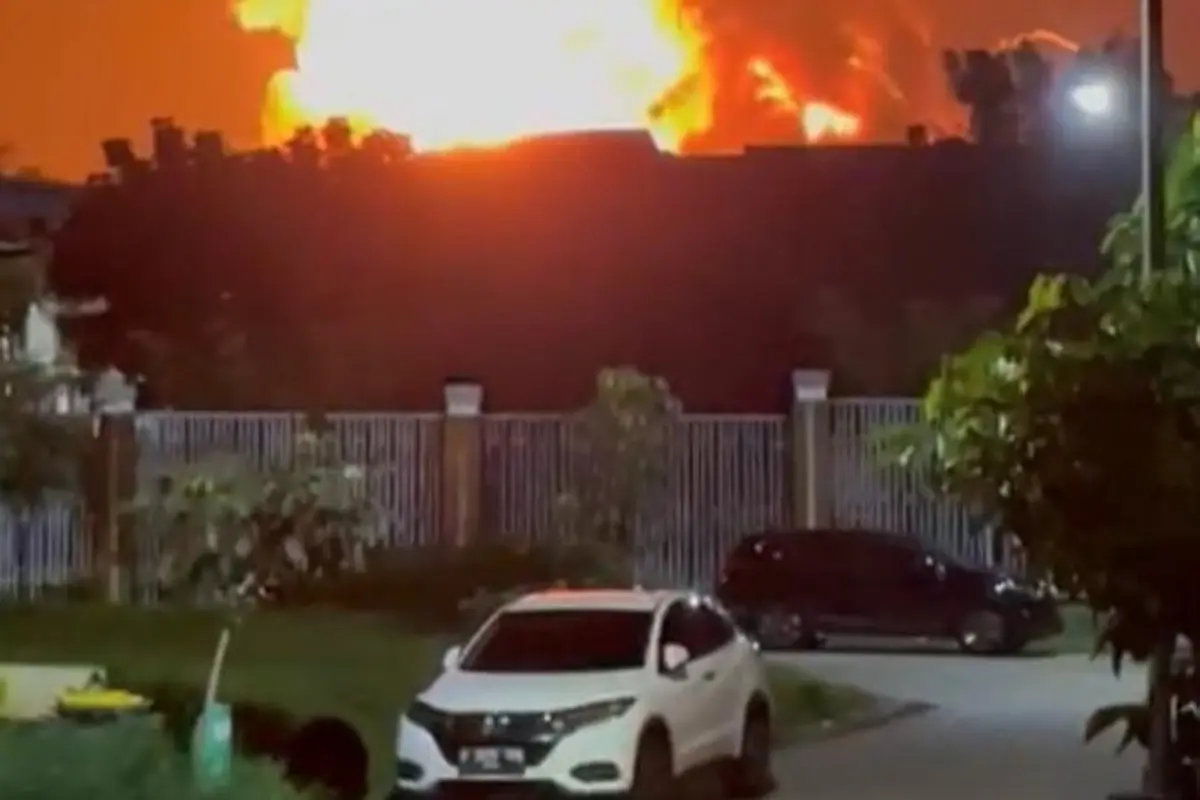 Gudang Peluru Bekasi Meledak, Petugas Kesulitan Padamkan Api
