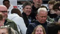 Musisi Inggri, Noel Gallagher, menyaksikan pertandingan Premier League antara Everton dan Manchester City di Stadion Hill Dickinson di Liverpool pada 4 Mei 2026. (PETER POWELL/AFP)
