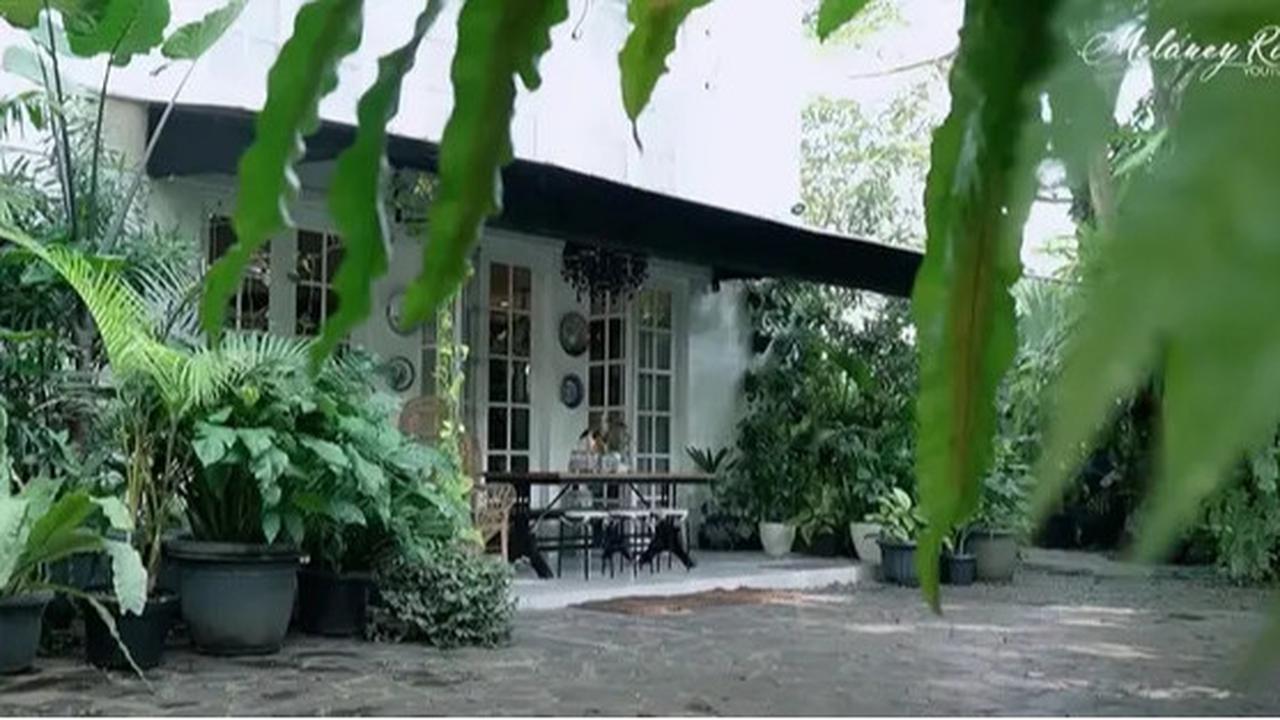 9 Potret Teras dan Taman di Rumah Yuni Shara, Bisa Jadi Inspirasi Hunian Tropis yang Sejuk Menenangkan