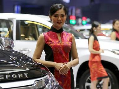 Sales Promotion Girls (SPG) atau model bersanding di samping mobil Mitsubishi (Source: IST)