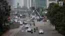 Pengendara sepeda motor melintasi Jalan MH Thamrin-Medan Merdeka Barat, Jakarta Pusat, Kamis (11/1). Peraturan larangan motor melintas di Jalan MH Thamrin pada jam-jam tertentu telah resmi dicabut. (Liputan6.com/Arya Manggala)